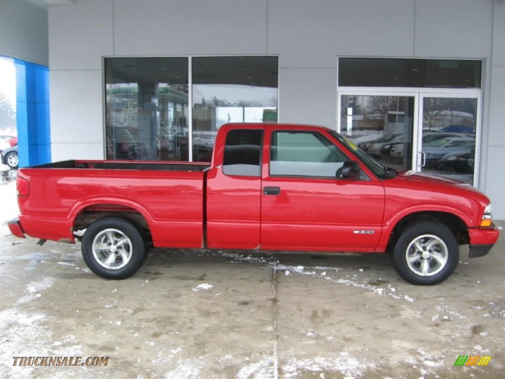2002 S10 LS Extended Cab - Victory Red / Medium Gray photo #2