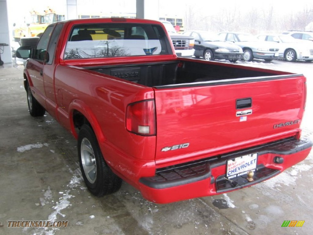 2002 S10 LS Extended Cab - Victory Red / Medium Gray photo #3