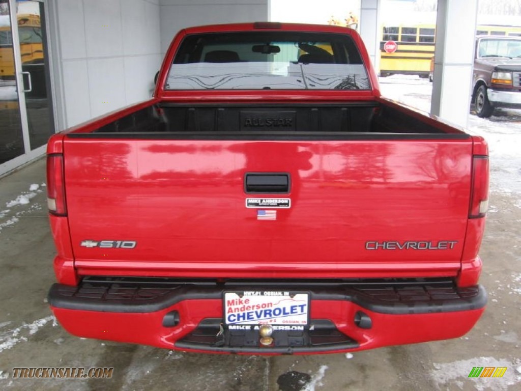2002 S10 LS Extended Cab - Victory Red / Medium Gray photo #14