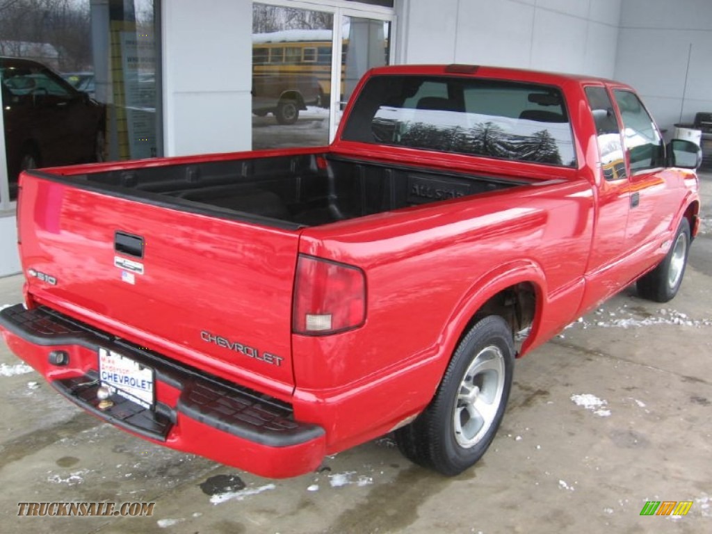 2002 S10 LS Extended Cab - Victory Red / Medium Gray photo #15