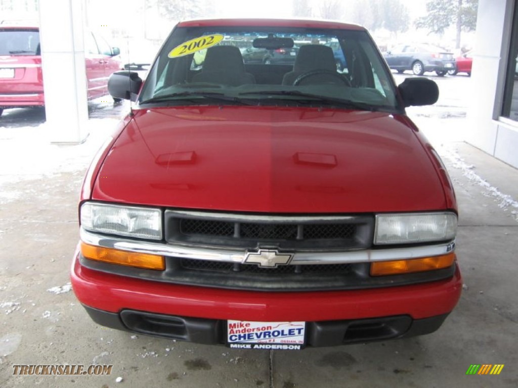 2002 S10 LS Extended Cab - Victory Red / Medium Gray photo #18