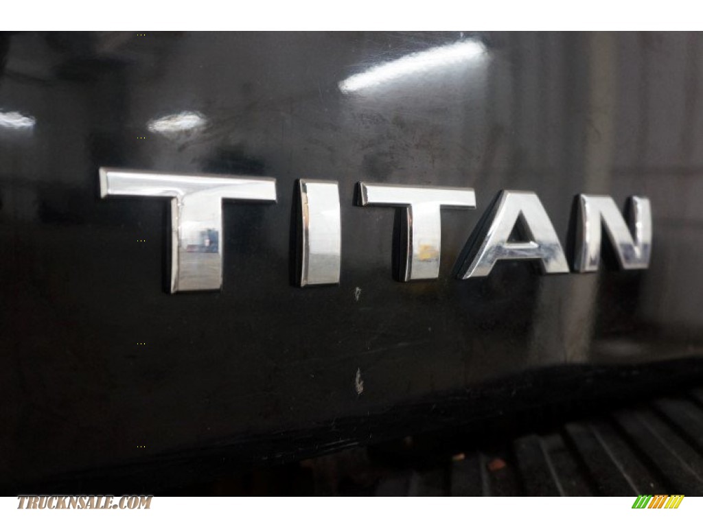 2004 Titan SE King Cab 4x4 - Galaxy Black / Graphite/Titanium photo #64