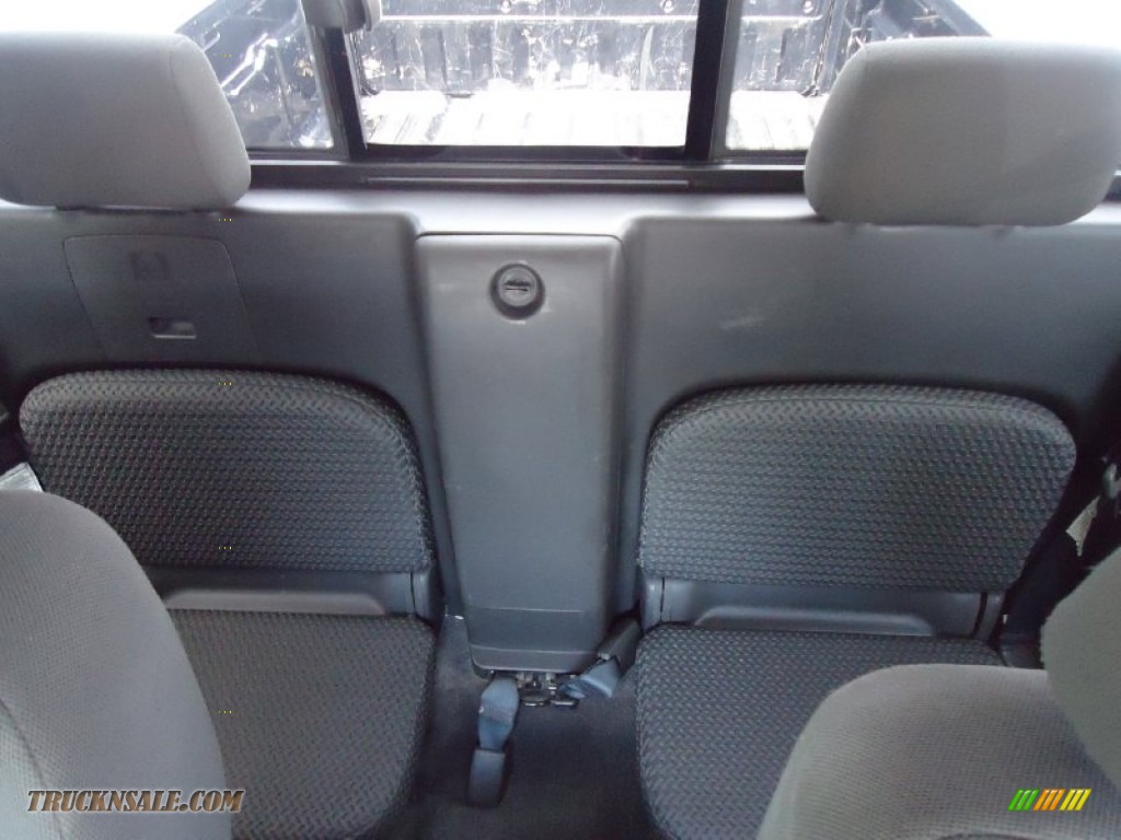 2005 Frontier SE King Cab 4x4 - Super Black / Graphite photo #26