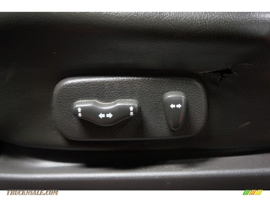 2004 Titan LE King Cab 4x4 - Radiant Silver / Graphite/Titanium photo #22