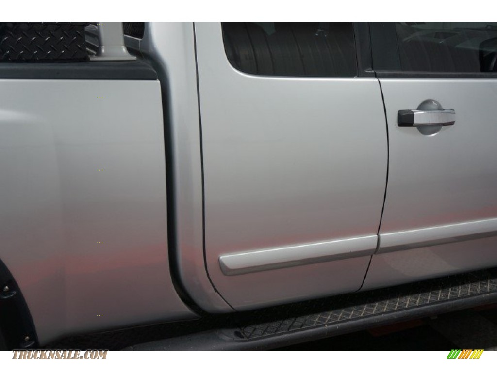 2004 Titan LE King Cab 4x4 - Radiant Silver / Graphite/Titanium photo #47