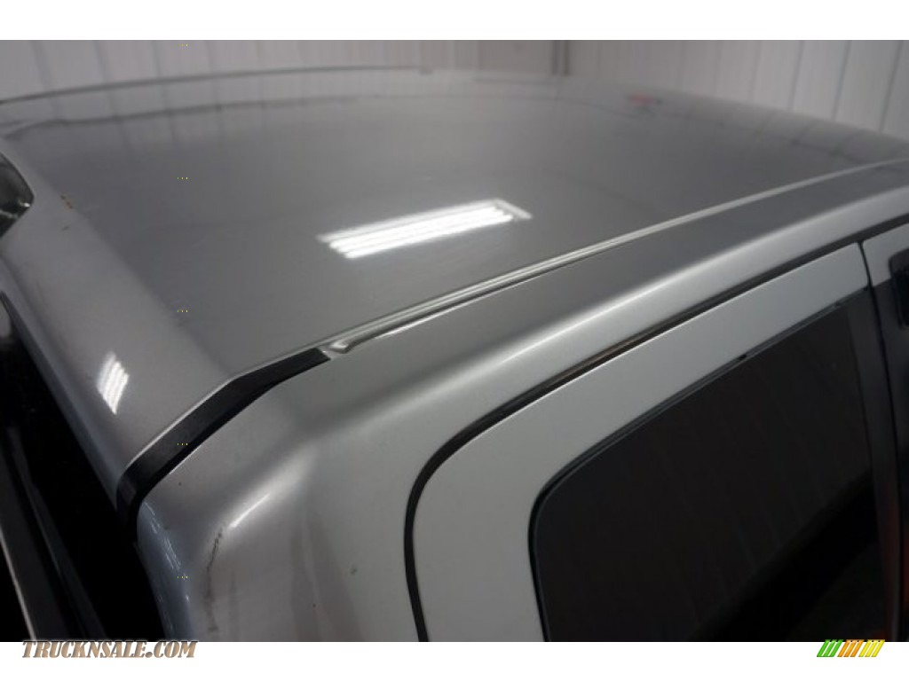 2004 Titan LE King Cab 4x4 - Radiant Silver / Graphite/Titanium photo #76