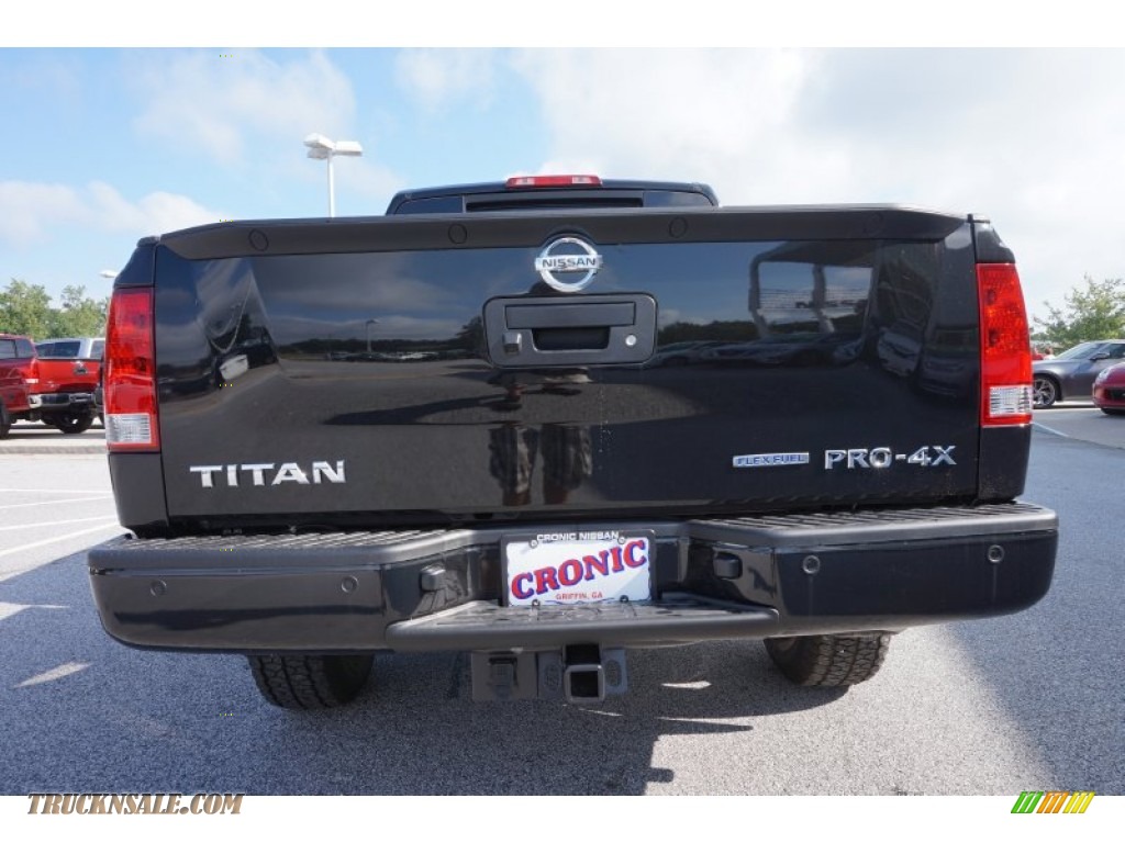 2015 Titan PRO-4X Crew Cab 4x4 - Magnetic Black / Charcoal photo #4
