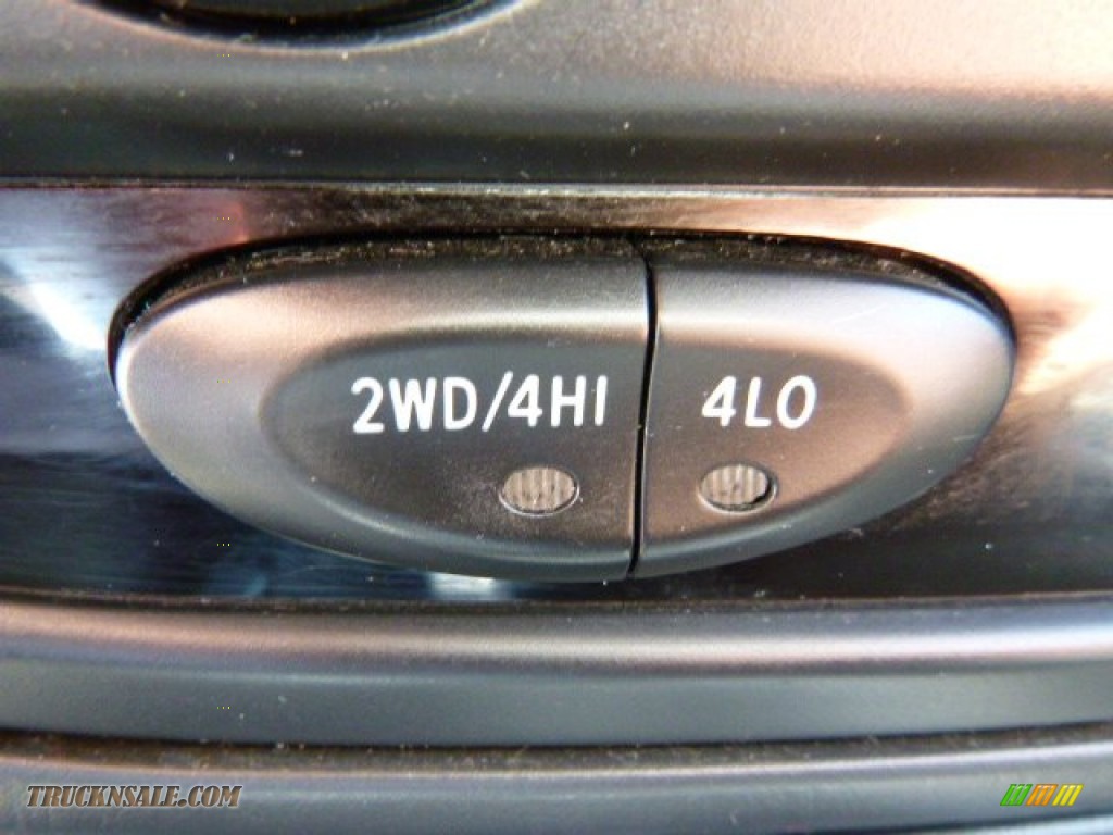 2006 Tundra SR5 Double Cab 4x4 - Silver Sky Metallic / Dark Gray photo #17