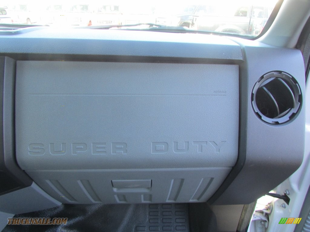 2011 F250 Super Duty XL SuperCab 4x4 - Oxford White / Steel Gray photo #19