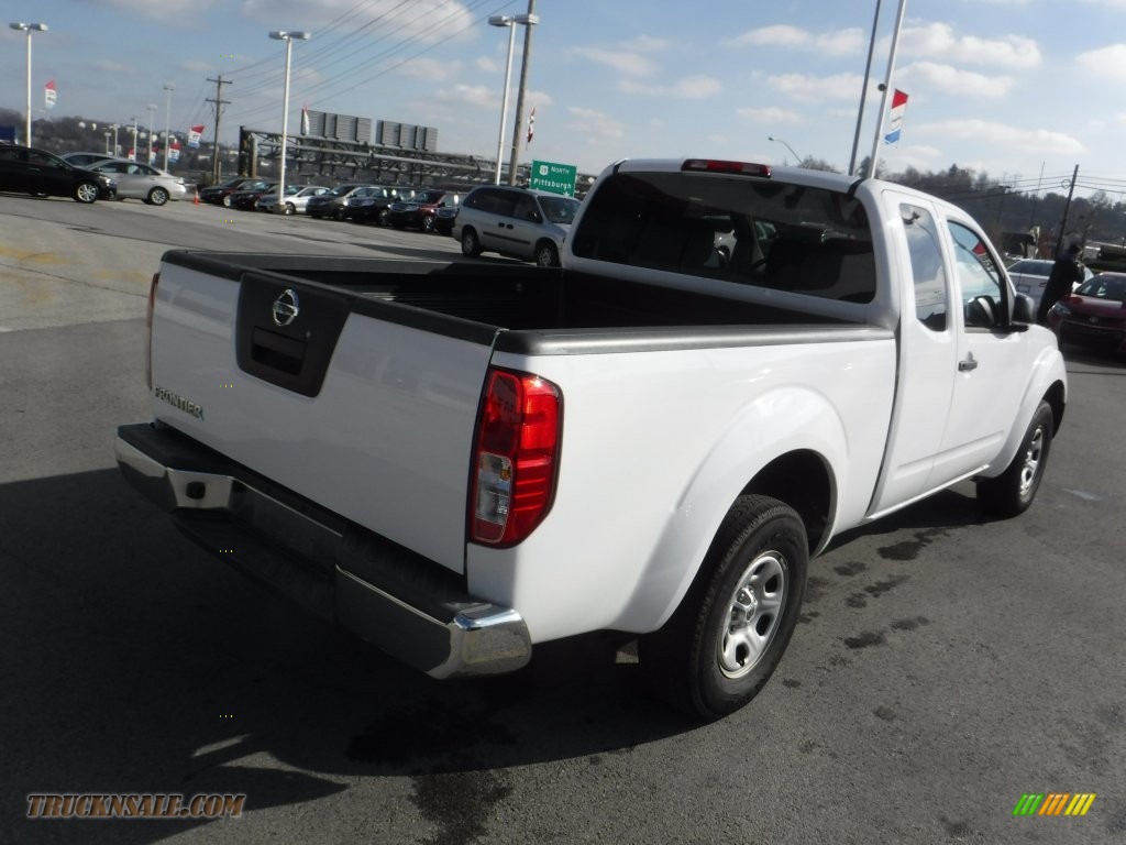 2010 Frontier XE King Cab - Avalanche White / Graphite photo #8