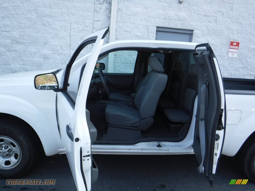 2010 Frontier XE King Cab - Avalanche White / Graphite photo #11