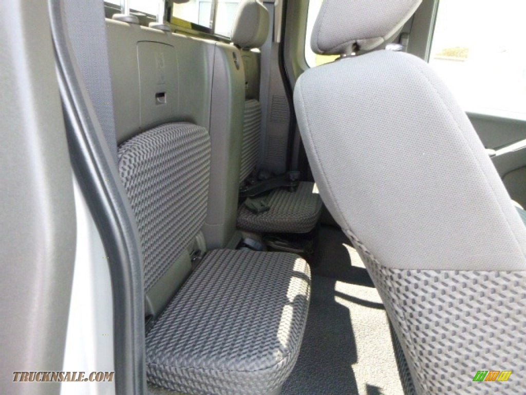 2015 Frontier SV King Cab 4x4 - Brilliant Silver / Graphite photo #3