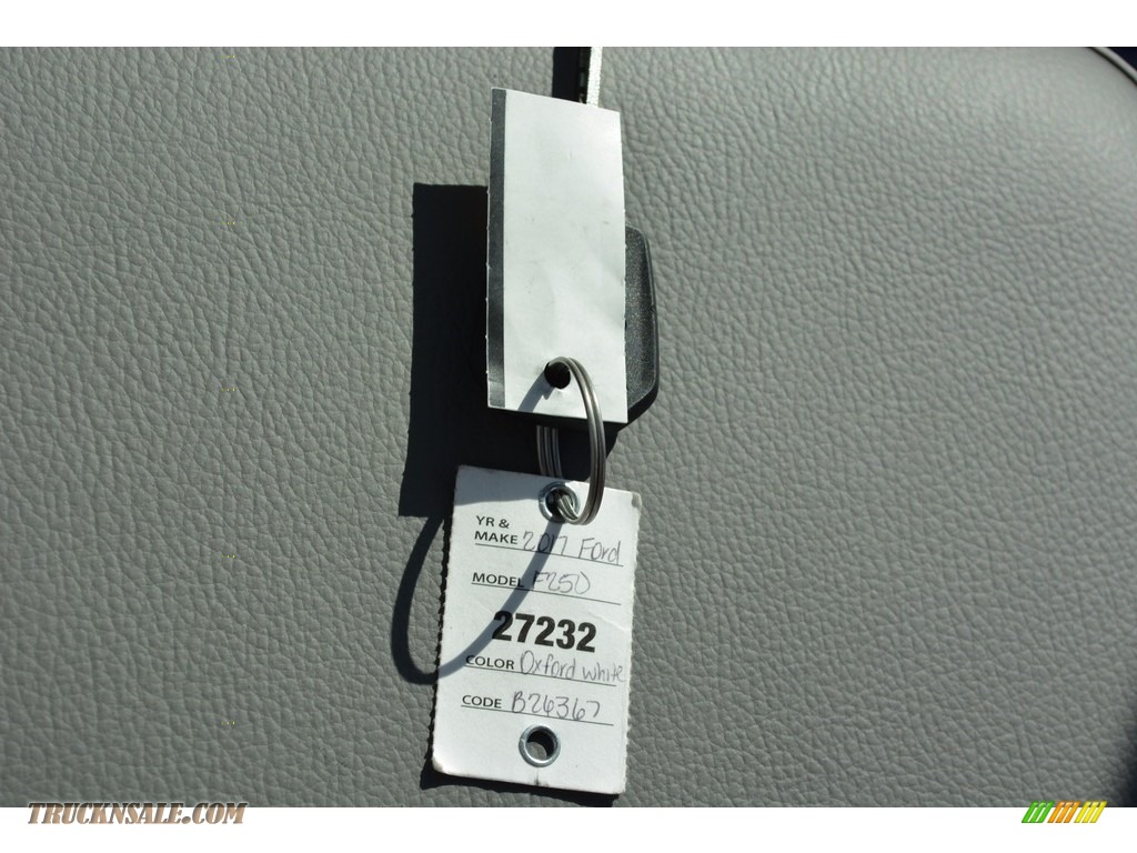 2017 F250 Super Duty XL Regular Cab - Oxford White / Medium Earth Gray photo #26