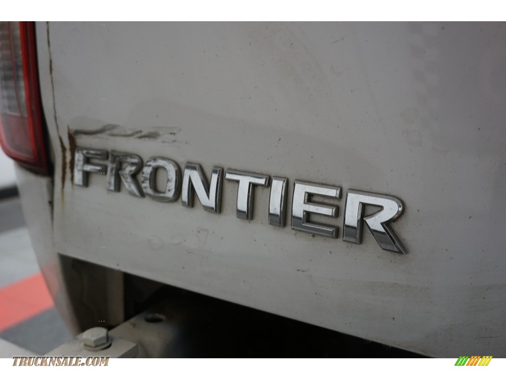 2006 Frontier LE Crew Cab 4x4 - Avalanche White / Steel photo #64