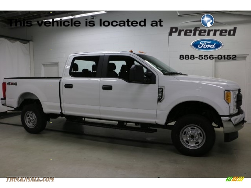 2017 F350 Super Duty XLT Crew Cab 4x4 - Oxford White / Medium Earth Gray photo #1