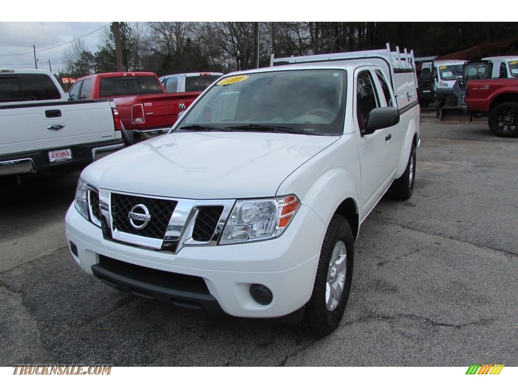 Avalanche White / Steel Nissan Frontier SV V6 King Cab