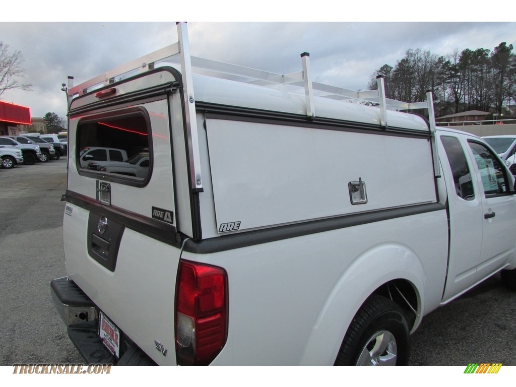 2012 Frontier SV V6 King Cab - Avalanche White / Steel photo #33