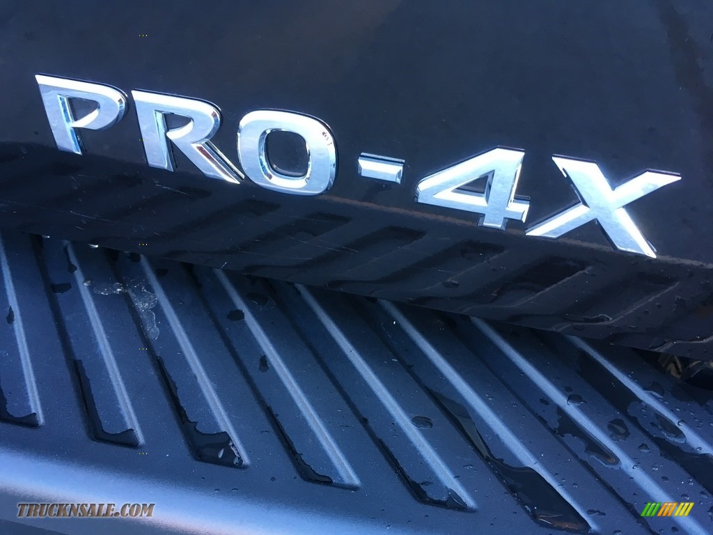 2015 Titan PRO-4X Crew Cab 4x4 - Magnetic Black / Charcoal photo #9