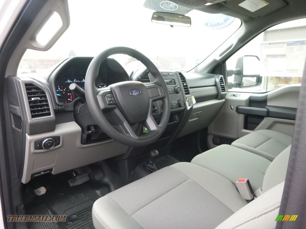 2017 F550 Super Duty XL Regular Cab 4x4 Chassis - Oxford White / Medium Earth Gray photo #12