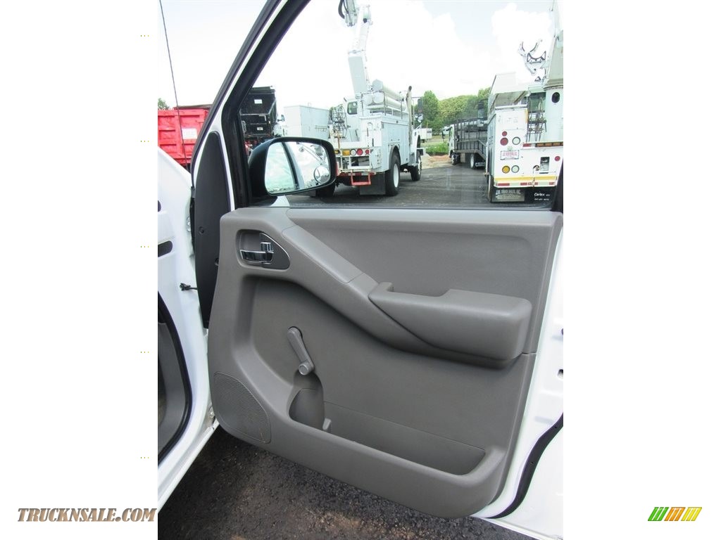 2012 Frontier S King Cab - Avalanche White / Graphite photo #11