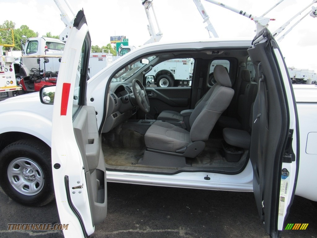 2012 Frontier S King Cab - Avalanche White / Graphite photo #18