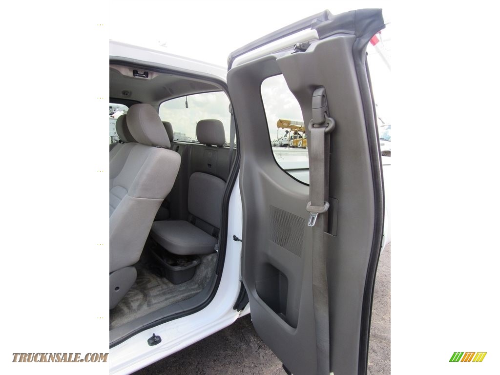 2012 Frontier S King Cab - Avalanche White / Graphite photo #20