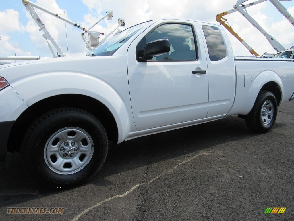 2012 Frontier S King Cab - Avalanche White / Graphite photo #42