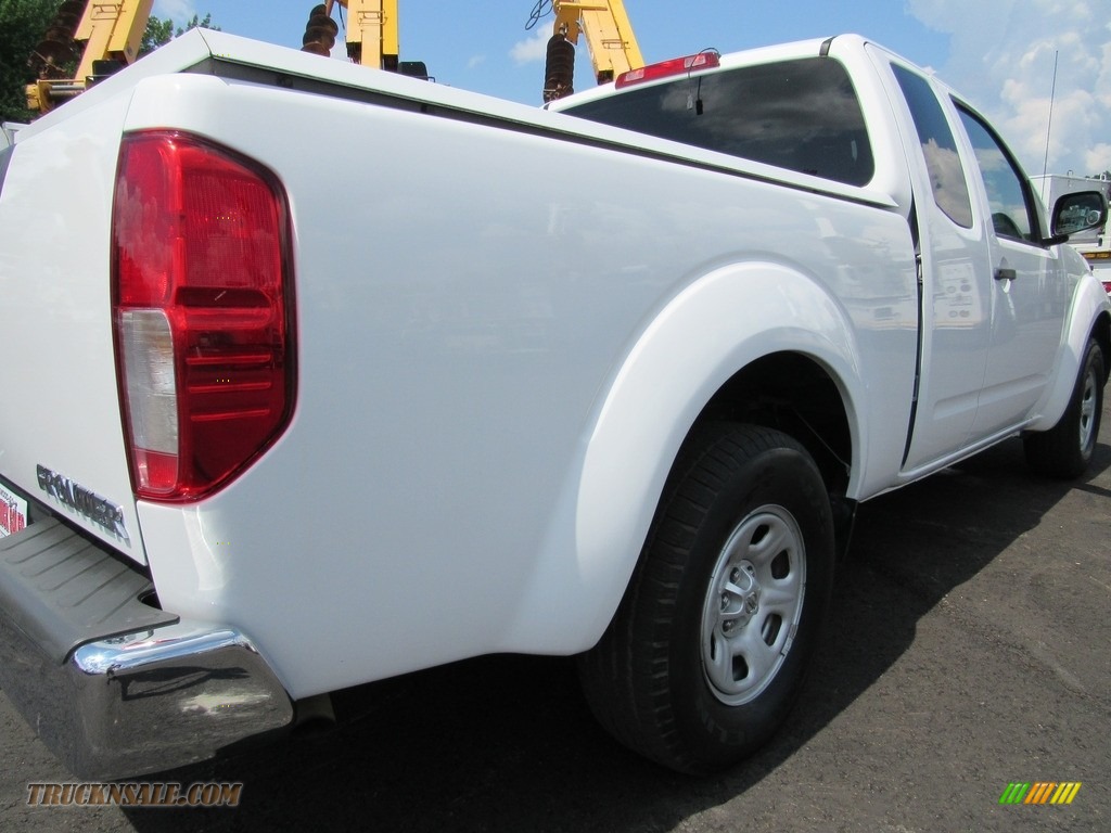 2012 Frontier S King Cab - Avalanche White / Graphite photo #43