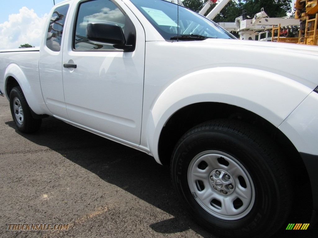 2012 Frontier S King Cab - Avalanche White / Graphite photo #44