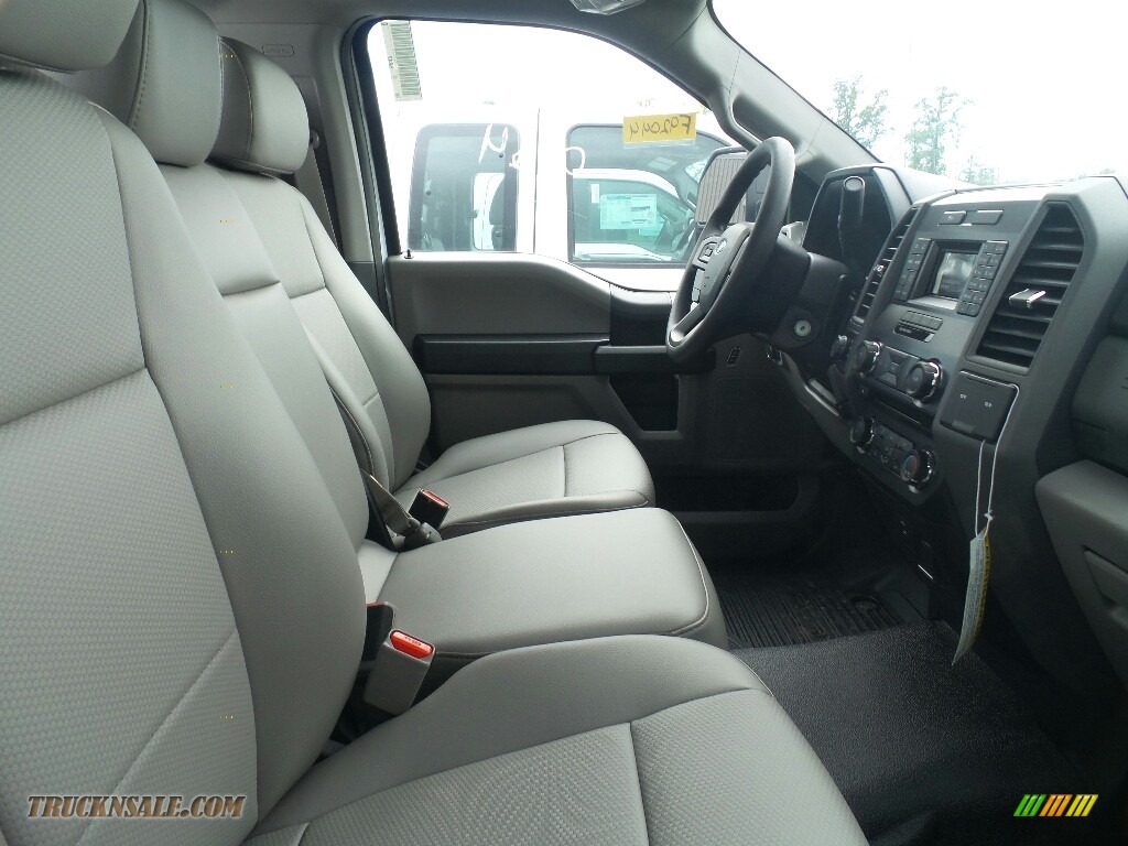 2017 F250 Super Duty XL Regular Cab 4x4 - Oxford White / Medium Earth Gray photo #5