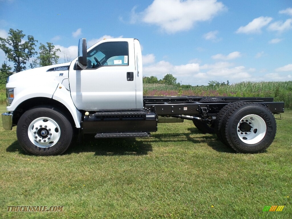 2017 F650 Super Duty Regular Cab Chassis - Oxford White / Earth Gray photo #3