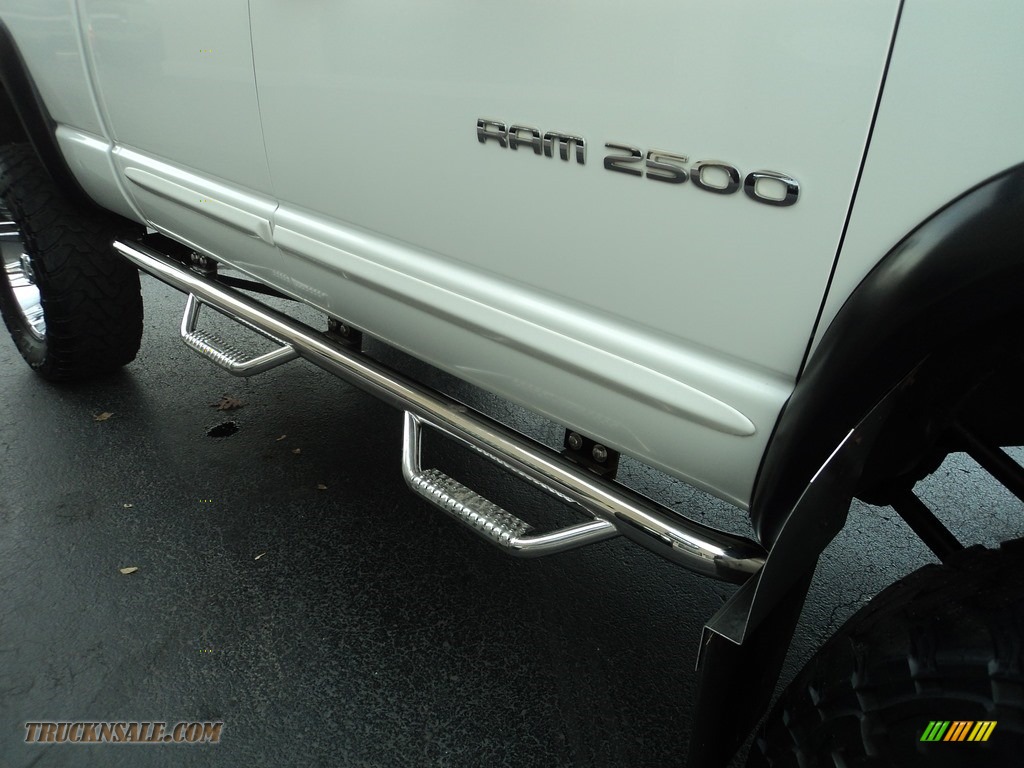 2004 Ram 2500 SLT Quad Cab 4x4 - Bright White / Taupe photo #25