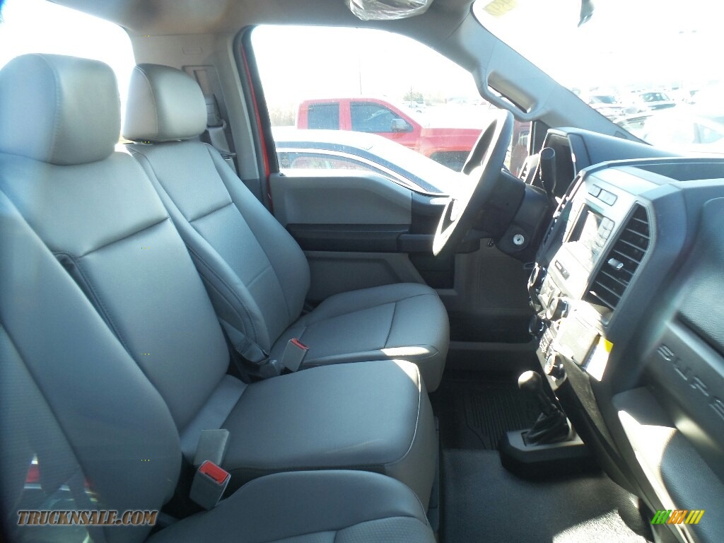 2017 F550 Super Duty XL Regular Cab 4x4 Chassis - Race Red / Medium Earth Gray photo #4