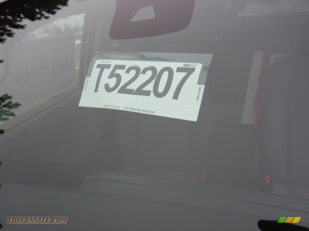 2018 Tacoma SR Double Cab 4x4 - Super White / Cement Gray photo #1