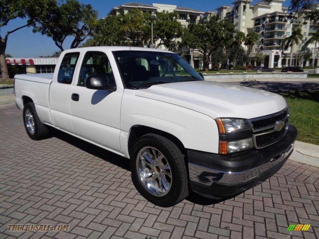 Summit White / Dark Charcoal Chevrolet Silverado 1500 Classic LS Extended Cab