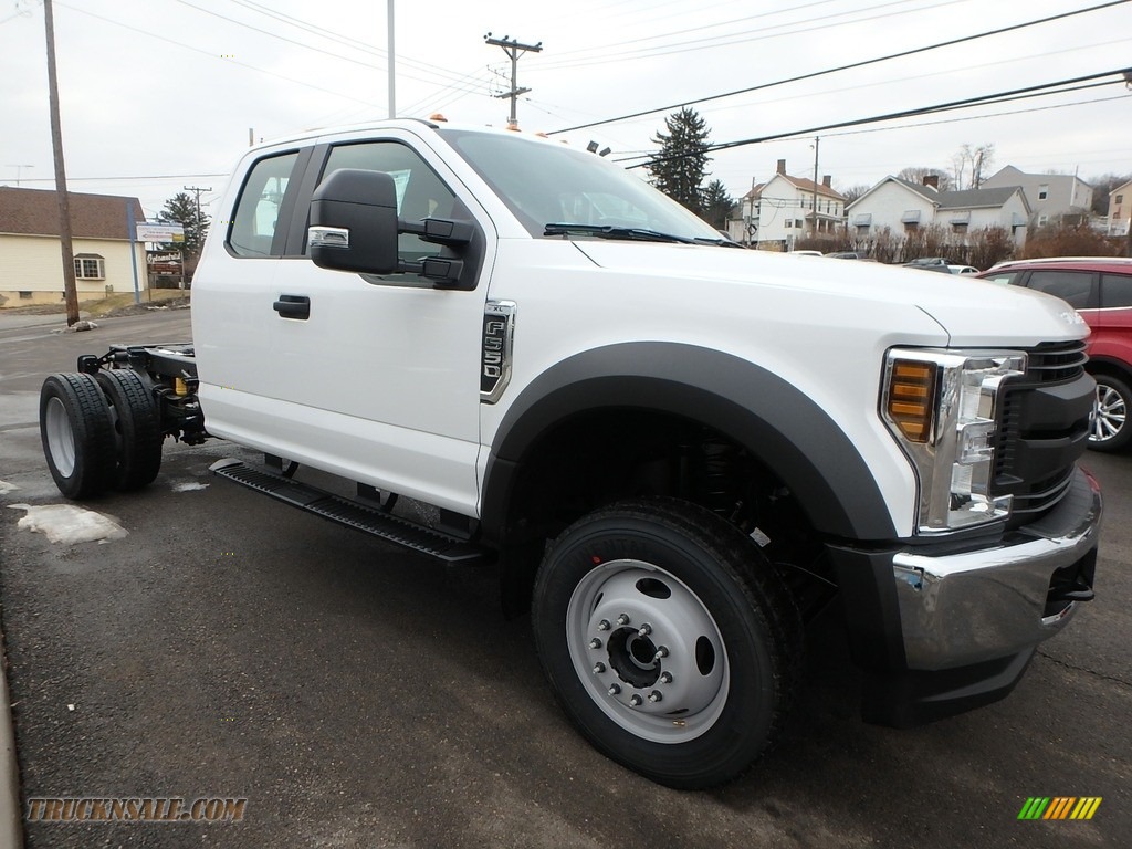 2018 F550 Super Duty XL SuperCab 4x4 Chassis - Oxford White / Earth Gray photo #3