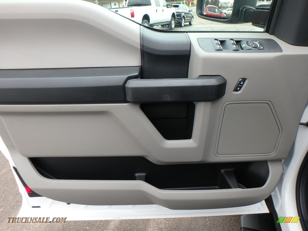 2018 F550 Super Duty XL SuperCab 4x4 Chassis - Oxford White / Earth Gray photo #14