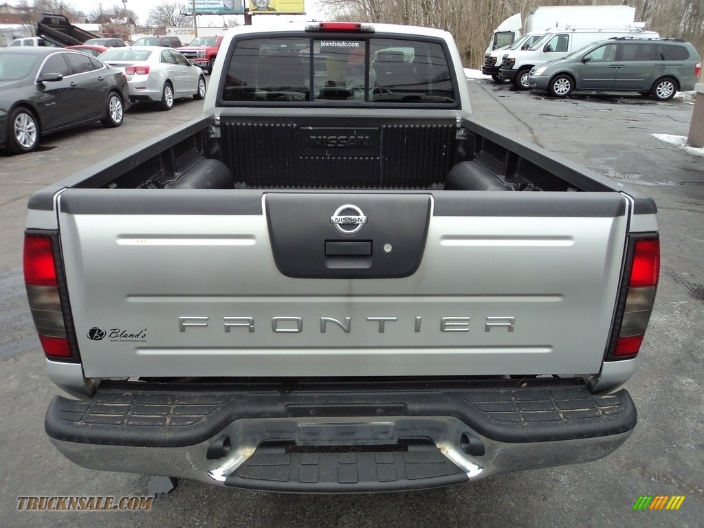 2004 Frontier XE King Cab - Radiant Silver Metallic / Gray photo #20