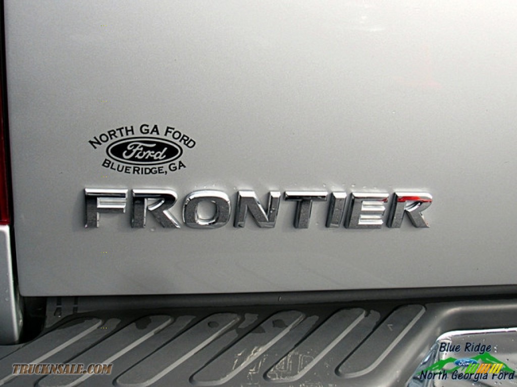 2017 Frontier SV Crew Cab 4x4 - Brilliant Silver / Steel photo #34