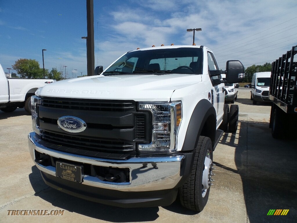 2019 F550 Super Duty XL Regular Cab 4x4 Chassis - White / Earth Gray photo #1