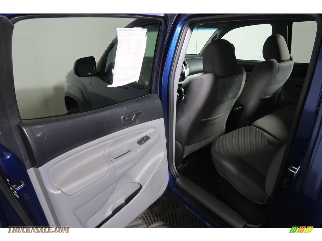 2015 Tacoma V6 Double Cab 4x4 - Blue Ribbon Metallic / Graphite photo #37