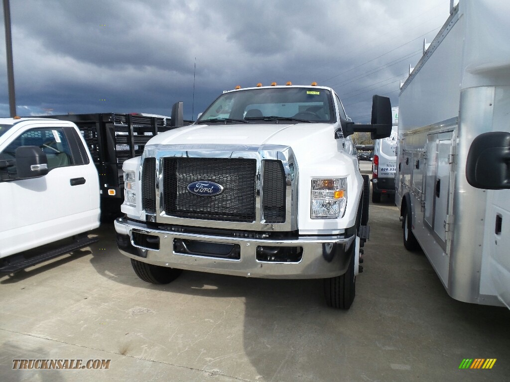 2019 F750 Super Duty Regular Cab Chassis - Oxford White / Earth Gray photo #1