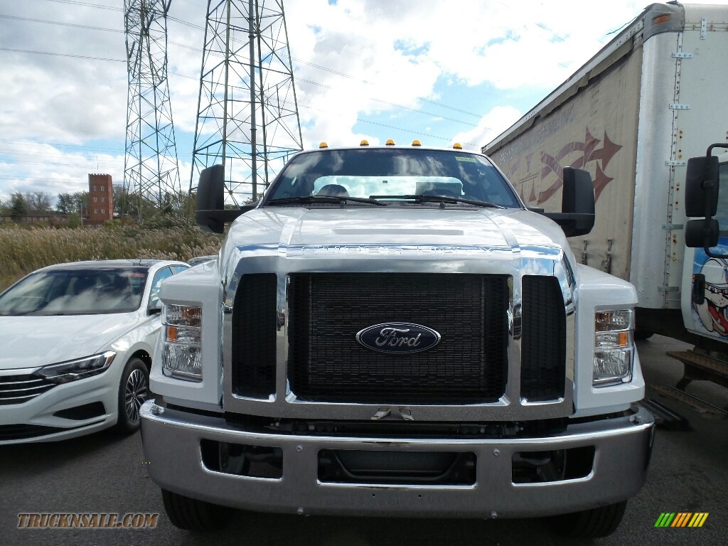 2019 F750 Super Duty Regular Cab Chassis - Oxford White / Earth Gray photo #2