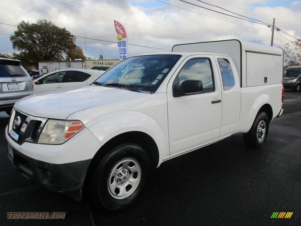 2009 Frontier XE King Cab - Avalanche White / Graphite photo #3