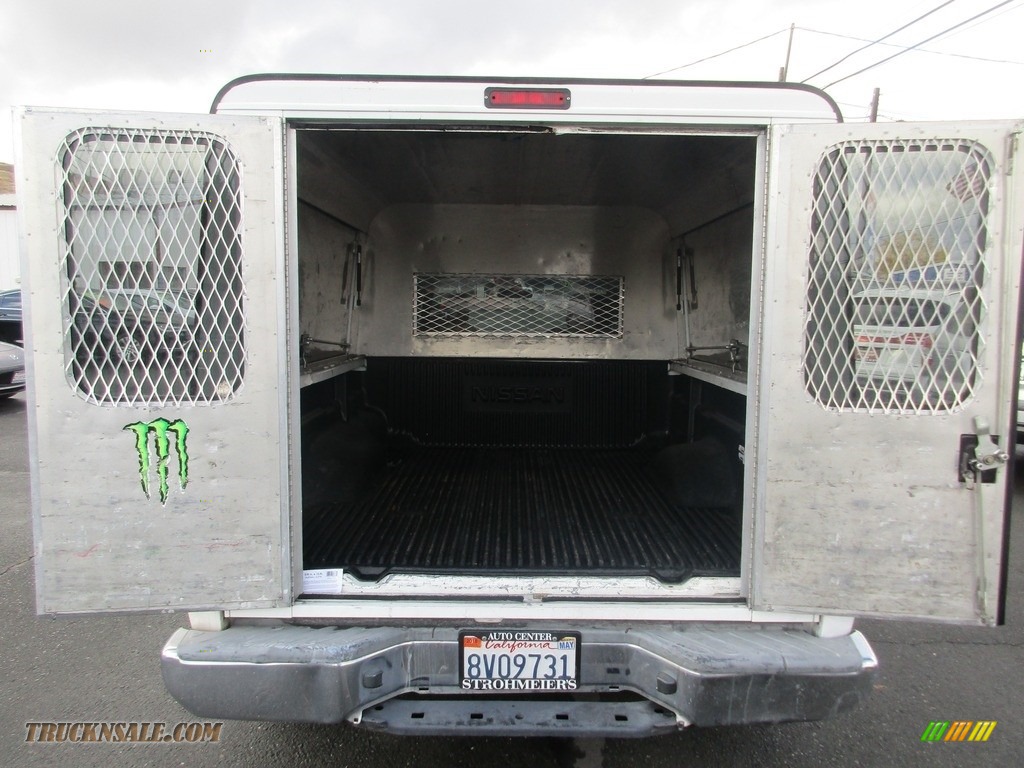 2009 Frontier XE King Cab - Avalanche White / Graphite photo #8