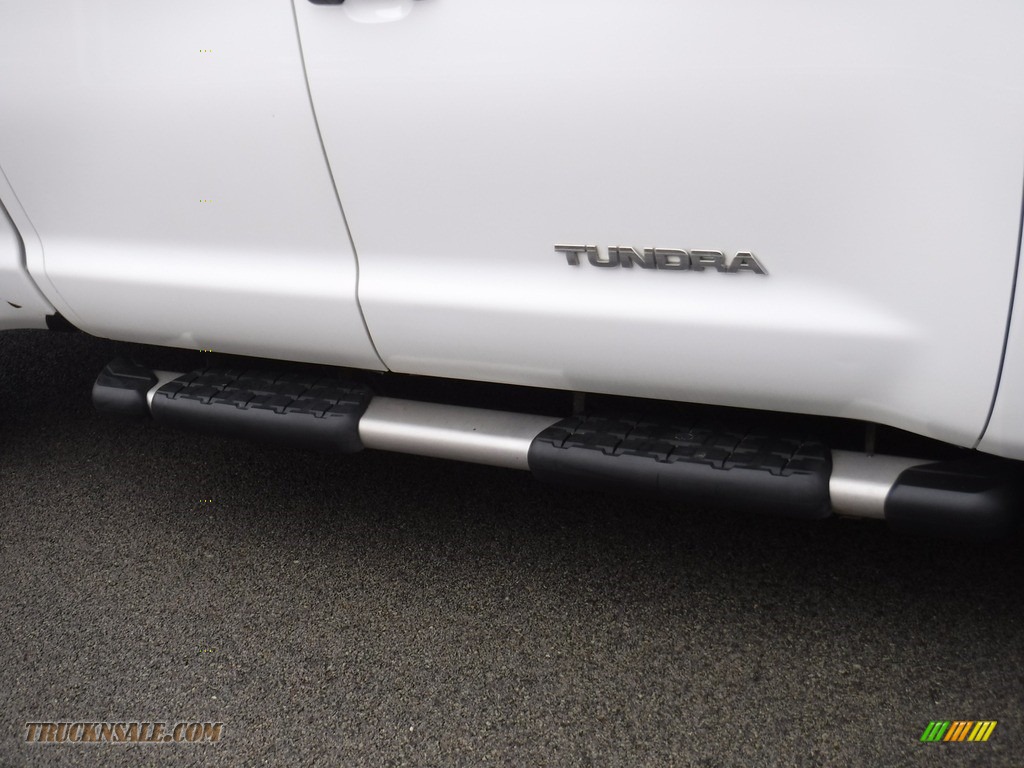 2011 Tundra SR5 Double Cab 4x4 - Super White / Graphite Gray photo #3