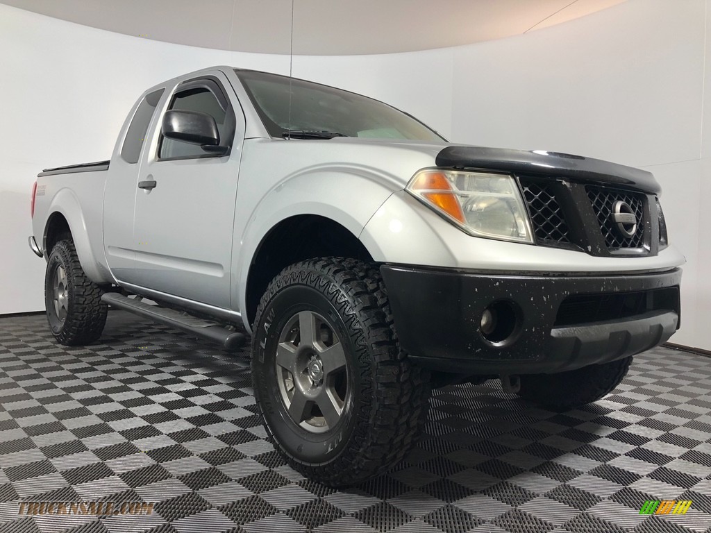 Radiant Silver / Graphite Nissan Frontier SE King Cab 4x4