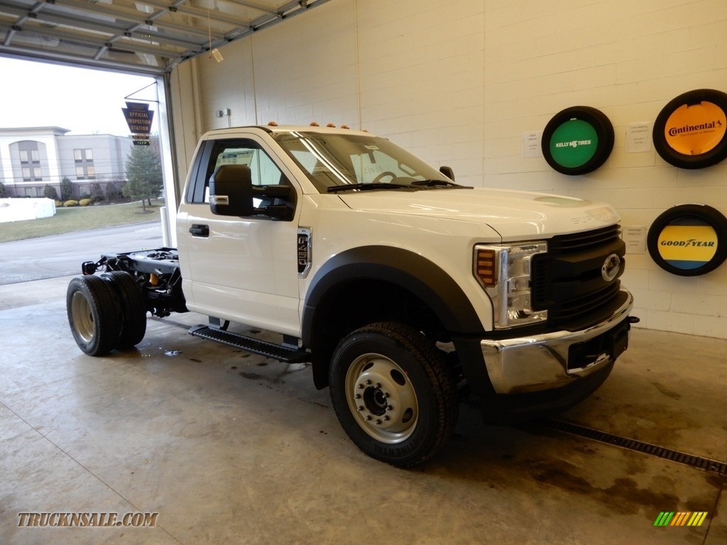 2019 F450 Super Duty XL Regular Cab 4x4 Chassis - Oxford White / Earth Gray photo #1