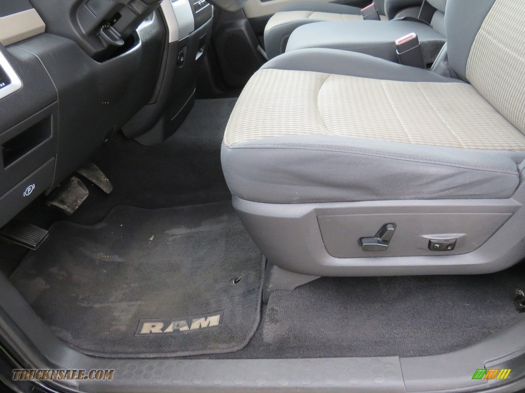 2012 Ram 1500 Big Horn Quad Cab 4x4 - Black / Dark Slate Gray/Medium Graystone photo #25