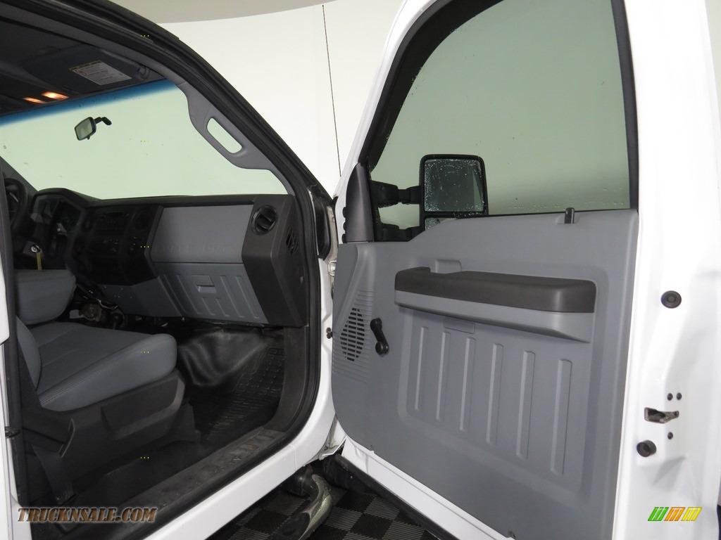 2011 F250 Super Duty XL Crew Cab 4x4 - Oxford White / Steel Gray photo #34